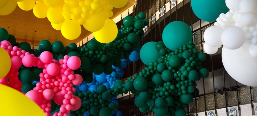 Geronimo llena el Lincoln Center con una instalación masiva de globos para el&nbsp;NYCB